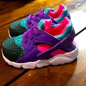 Baby Girl Nike huarache shoes size 5